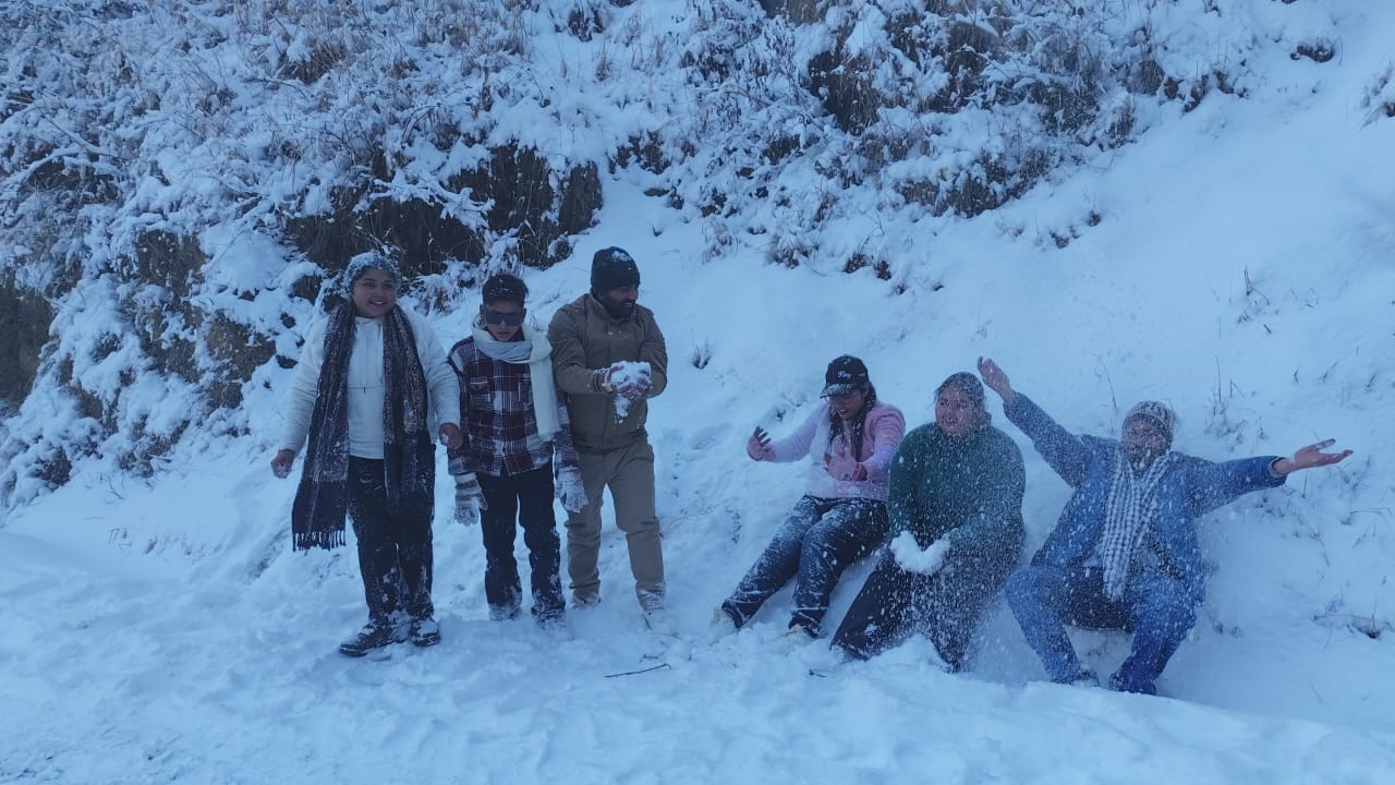 Uttarakhand News First snowfall of year in Nainital enchanting view of valleys wrapped in white sheet Photos