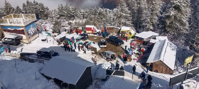 Uttarakhand Weather Heavy snowfall in Auli Road Closed and Tourist Vehicle slipped Photos
