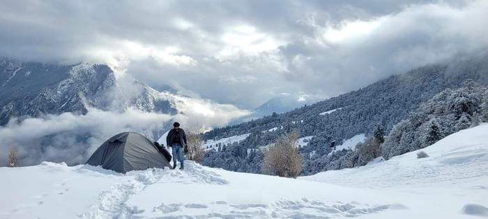 Uttarakhand Weather Heavy snowfall in Auli Road Closed and Tourist Vehicle slipped Photos