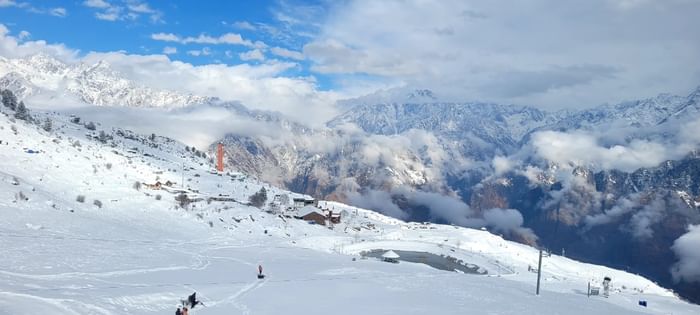 Uttarakhand Weather Heavy snowfall in Auli Road Closed and Tourist Vehicle slipped Photos