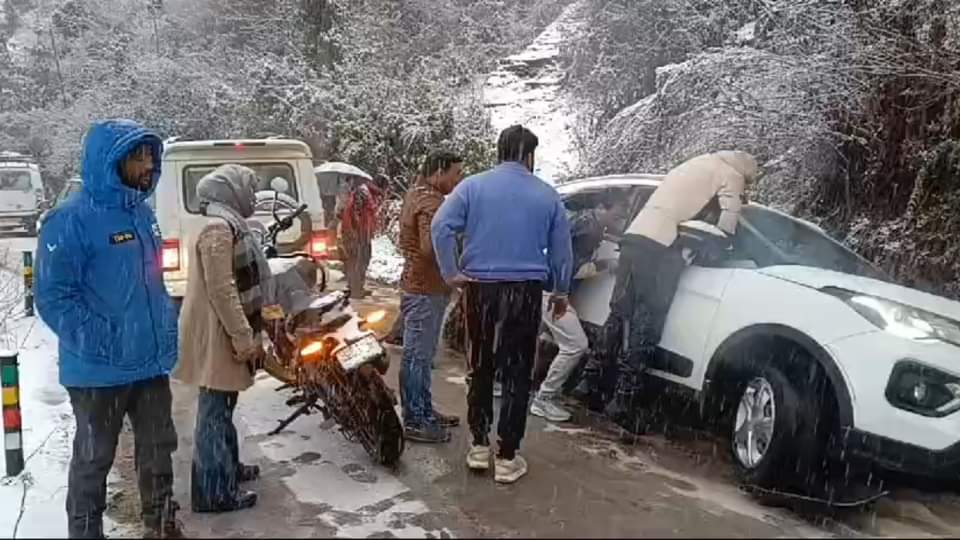 Snowfall stopped Badrinath highway closed till Mana village, vehicles slipping in Auli-Malaria