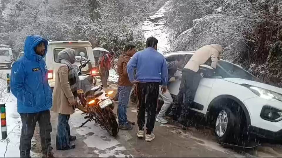 Uttarakhand weather Snowfall Halts After Two Days Badrinath Highway Closed Vehicles Skid in Auli and Malari