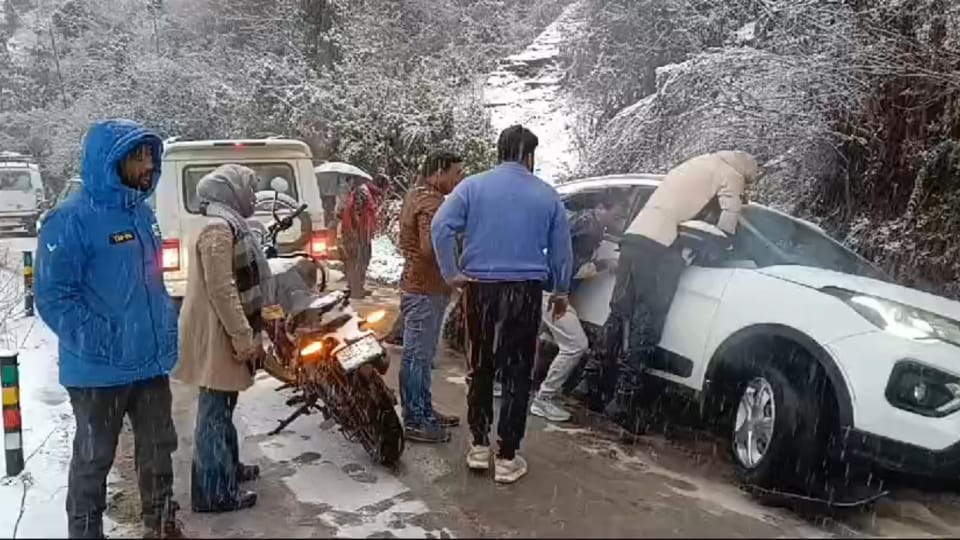 Uttarakhand Weather Heavy snowfall in Auli Road Closed and Tourist Vehicle slipped Photos