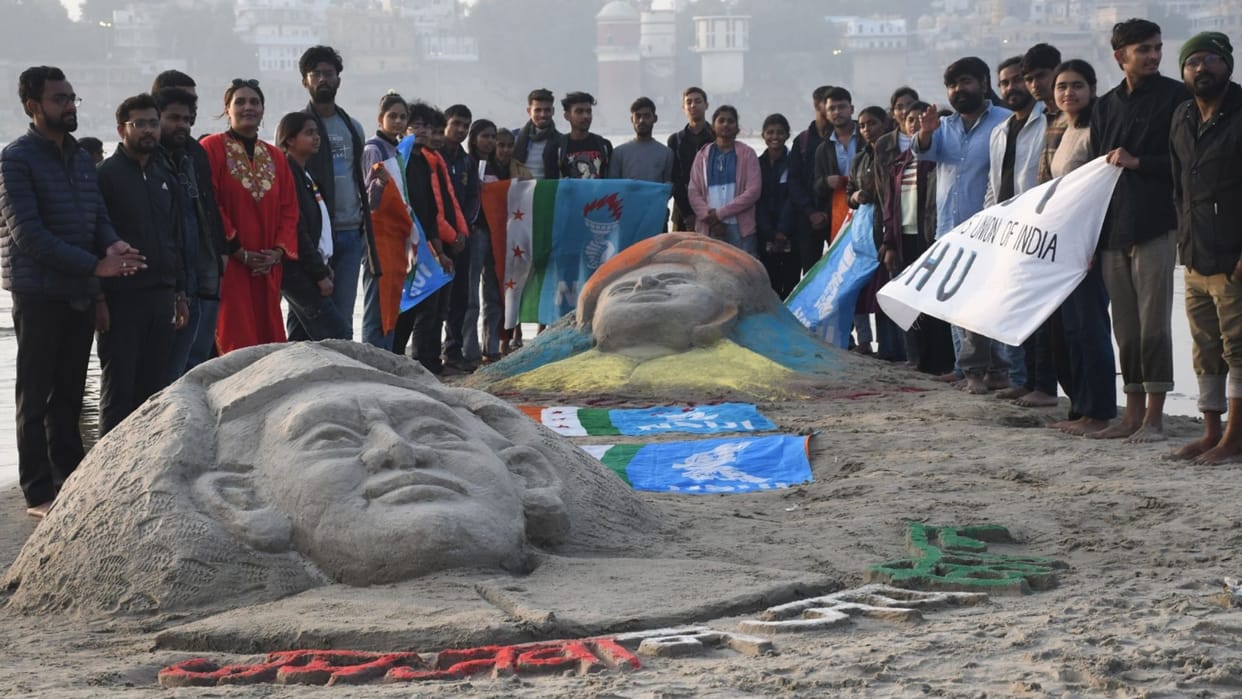 Swami Vivekananda Jayanti Students carved faces lal bahadu shashtri on sand paid tribute Youth Day