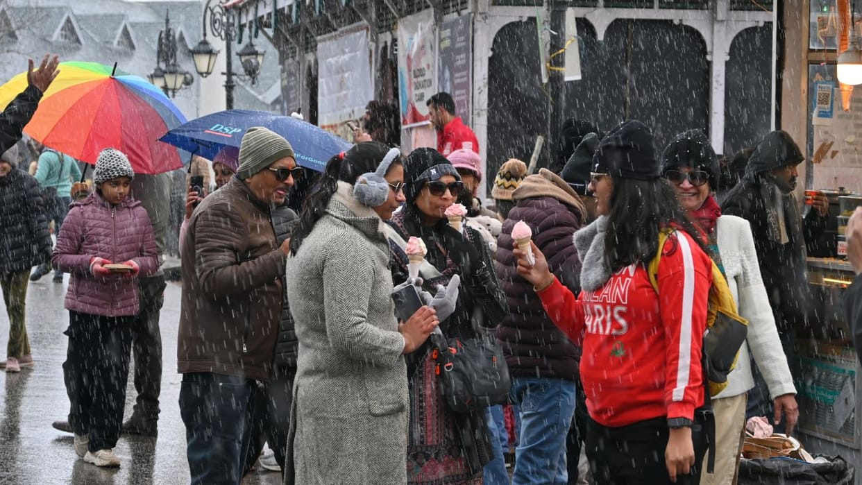 Himachal Weather Snowfall in Narkanda-Kufri and Atal Tunnel Rohtang Two NHs 120 bus routes halted