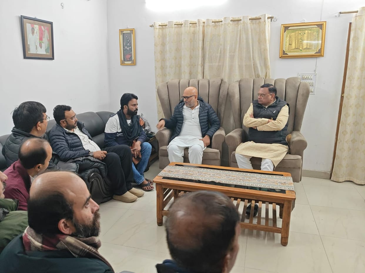Lucknow: Ajay Rai and Avinash Pandey reached SP leader Bablu's house, political meanings are being extracted.