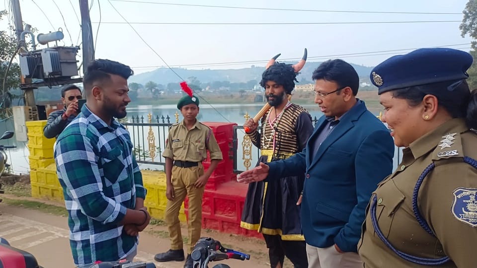 Social worker gave message of road safety by becoming Yamraj SP led a unique initiative in Jashpur