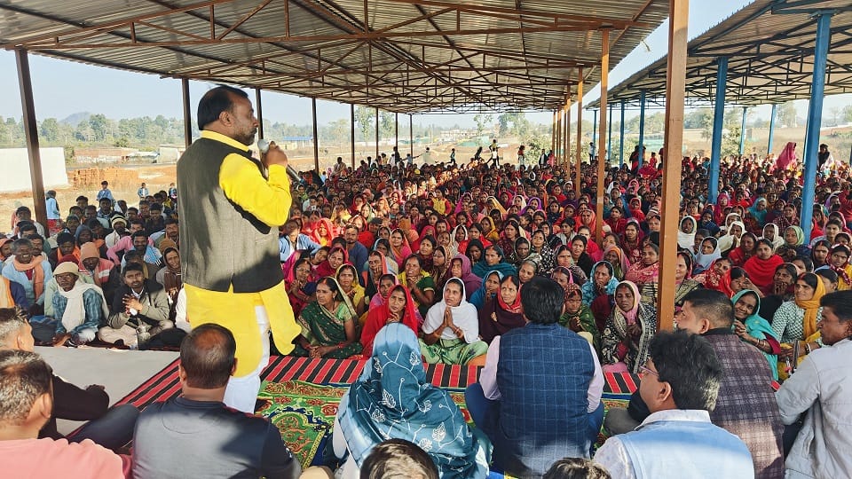One day Shiv Guru discussion was organized thousands of people participated in Balrampur Ramanujganj