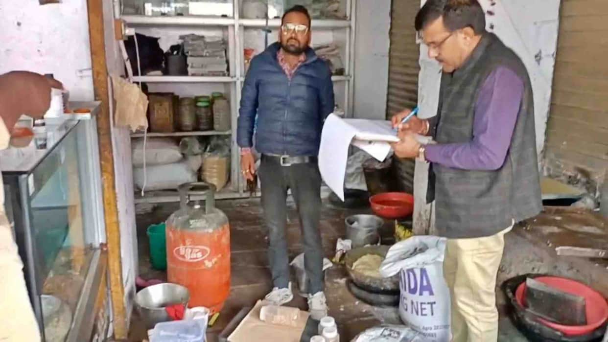 Tonk News: Uproar ensues after a blade was found in a samosa in Niwai