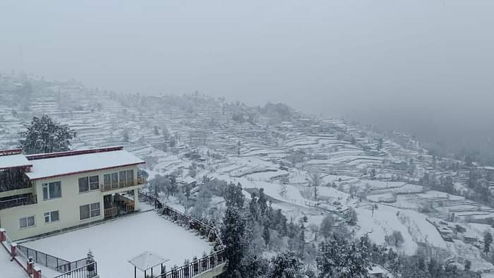 Uttarakhand Weather Update Today Heavy Snowfall Covered Mussoorie Nainital auli chakrata Beautiful Valley