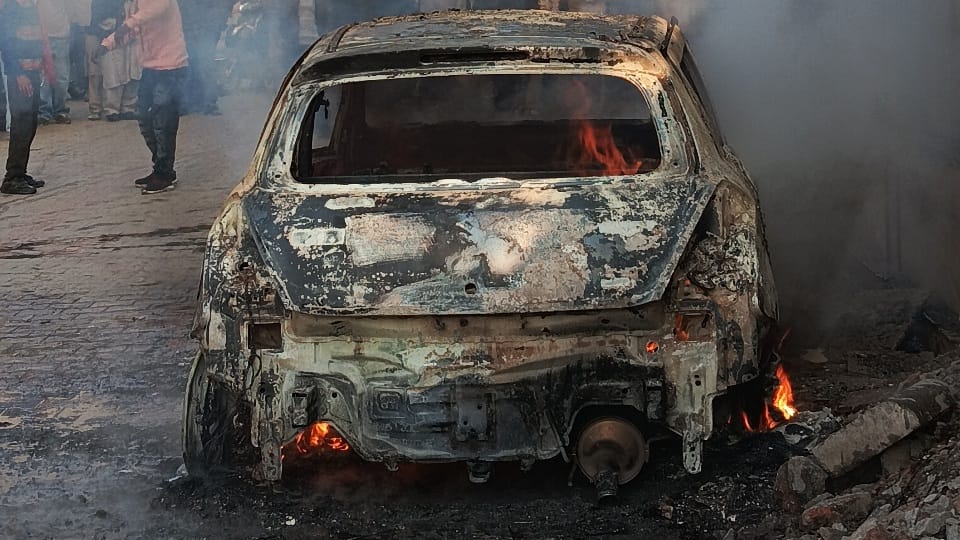 Fire broke out in a moving car: The driver saved his life by jumping out, a queue of other vehicles was formed