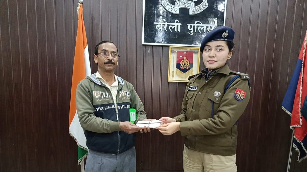 Police recovered 94 mobile phones SP anshika verma returned them to the people