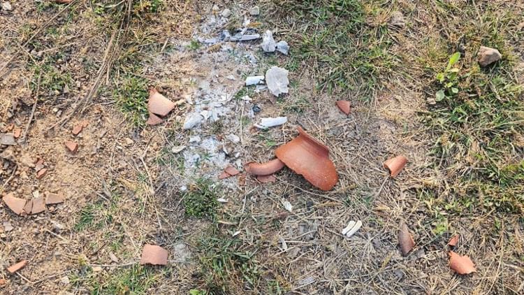 शर्मनाक: बीजापुर में दबंगों ने दिवंगत मुकेश चंद्राकर के अस्थि कलश को तोड़ा, फिर मैदान में बिखेर दी अस्थियां