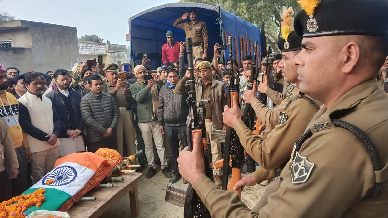 Varanasi News body of BSF jawan arrived chaos Cabinet Minister anil rajbhar paid tribute