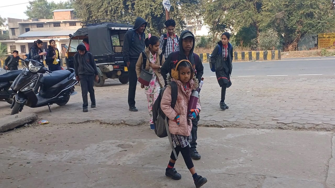 बच्चों के स्कूल जाने की सांकेतिक तस्वीर।