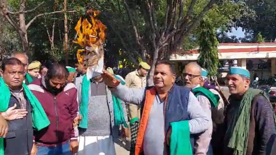 BKU Protest: Farmers demonstrated, burnt copies of the agriculture bill, scuffled with the police