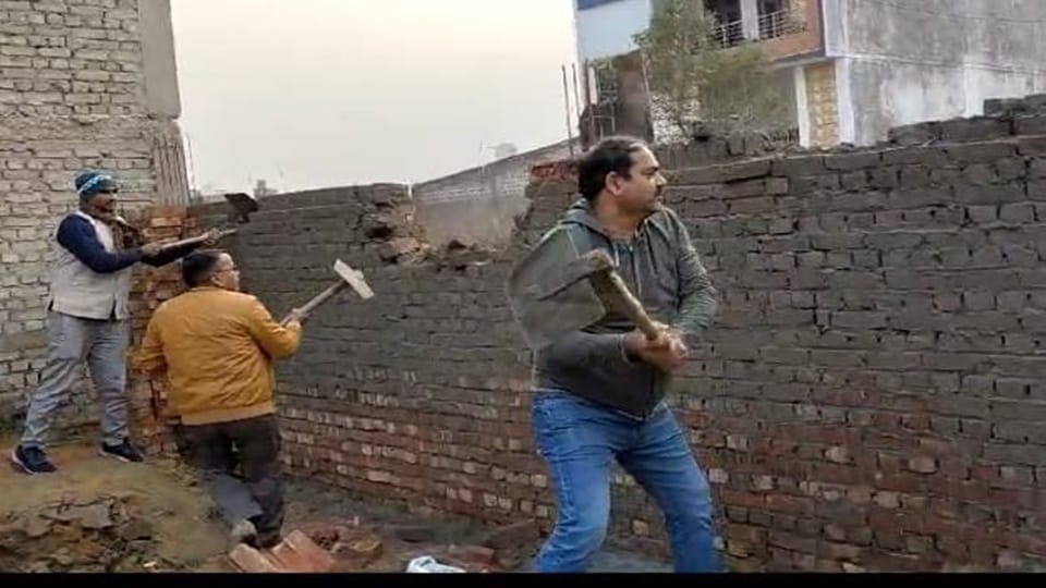 Moradabad News Tehsildar Removes Encroachment from Enemy Property Uses Shovel to Demolish Wall
