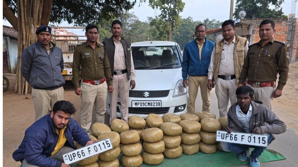 Police arrested two smugglers with ganja worth Rs 35 lakh in Jashpur