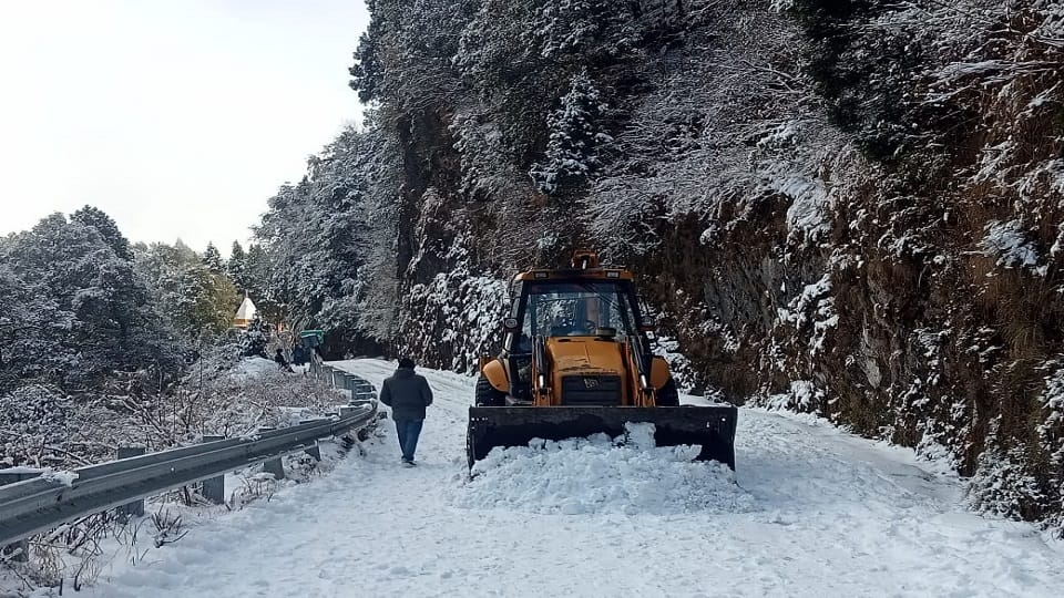 First snowfall of the season in Nainital
