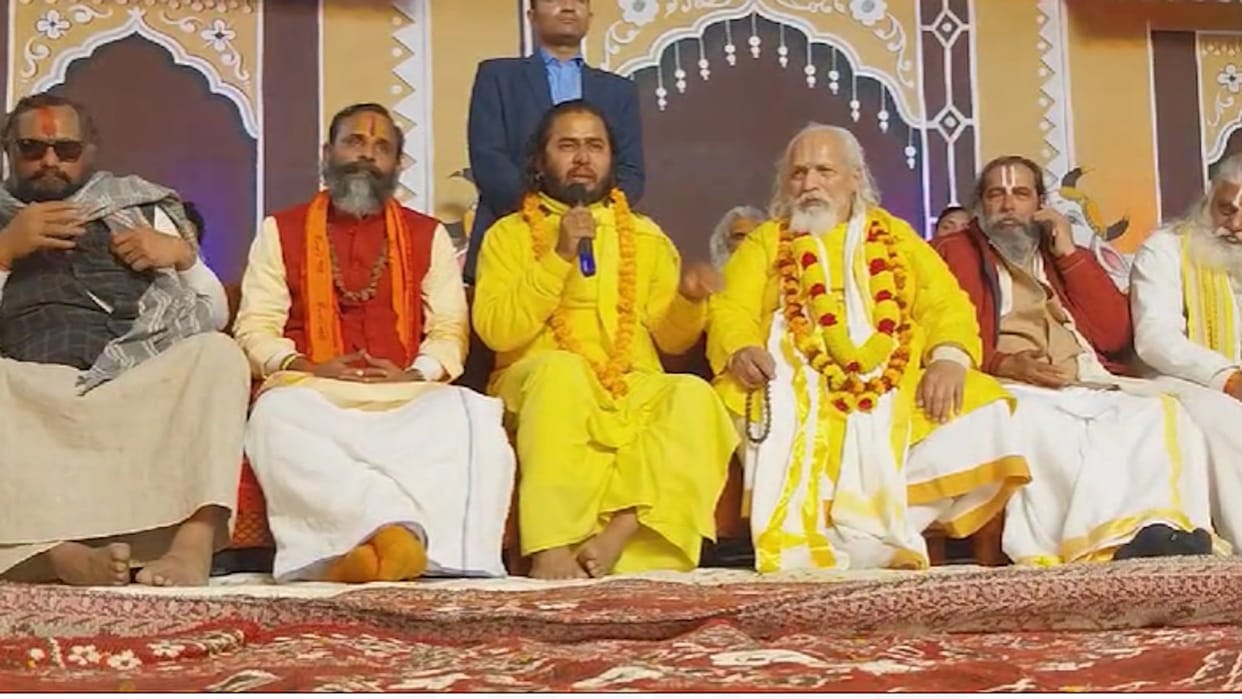 Satua Baba repeated the slogan of CM Yogi, said - We will cut the one who divides Sanatan Dharma