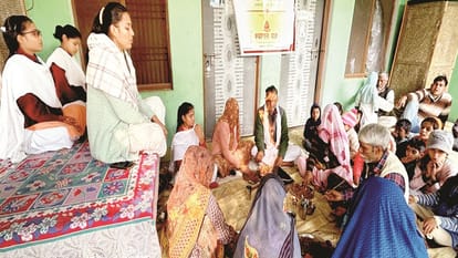 लधौआ में सनातन धर्म में वापसी के लिए यज्ञ करते ग्रामीण