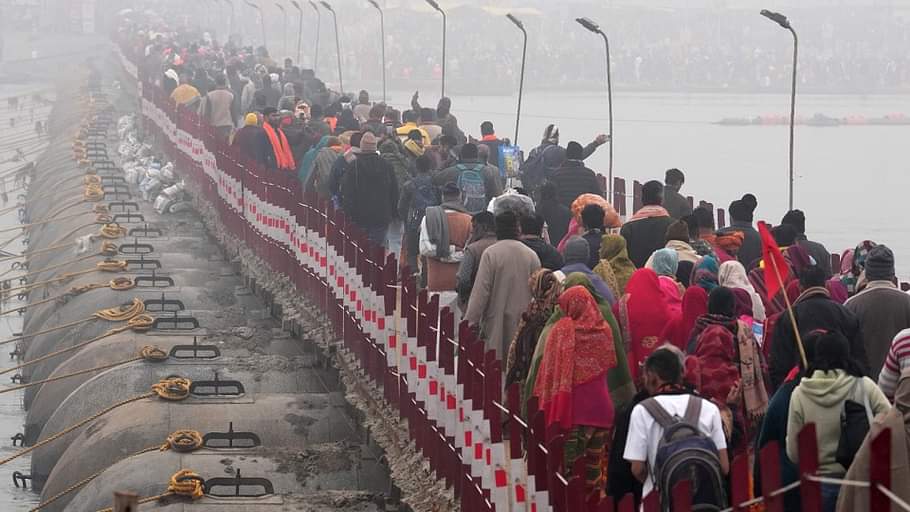 Mahakumbh 2025 First Snan Photos Show Devotees Chanting 'Har Har Mahadev' and 'Jai Shri Ram'