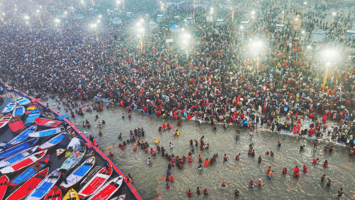 Devotees gathered due to Paush Purnima and Makar Sankranti continuously, rain also tested them