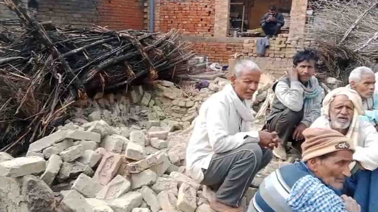 Auraiya: Kutcha wall collapsed, old man died painful death after being buried under the debris