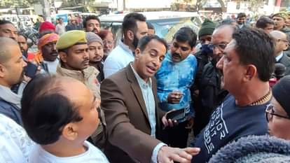 मुरादाबाद में अतिक्रमण हटाओ अभियान के दाैरान कारोबारी