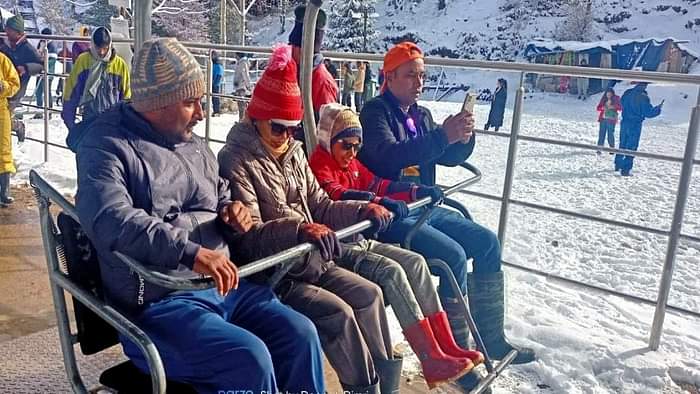 Snowfall: दो दिन बाद रुकी बर्फबारी, बदरीनाथ हाईवे माणा गांव तक बंद, औली-मलारी में फिसल रहे वाहन, तस्वीरें Snowfall stopped Badrinath highway closed till Mana village, vehicles slipping in Auli-Malaria