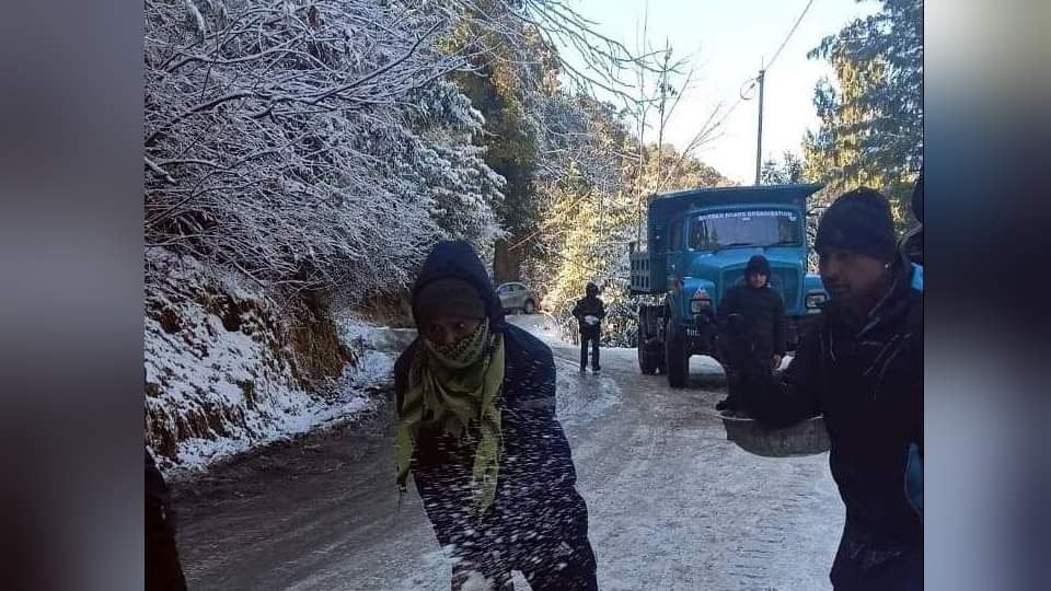 Snowfall stopped Badrinath highway closed till Mana village, vehicles slipping in Auli-Malaria