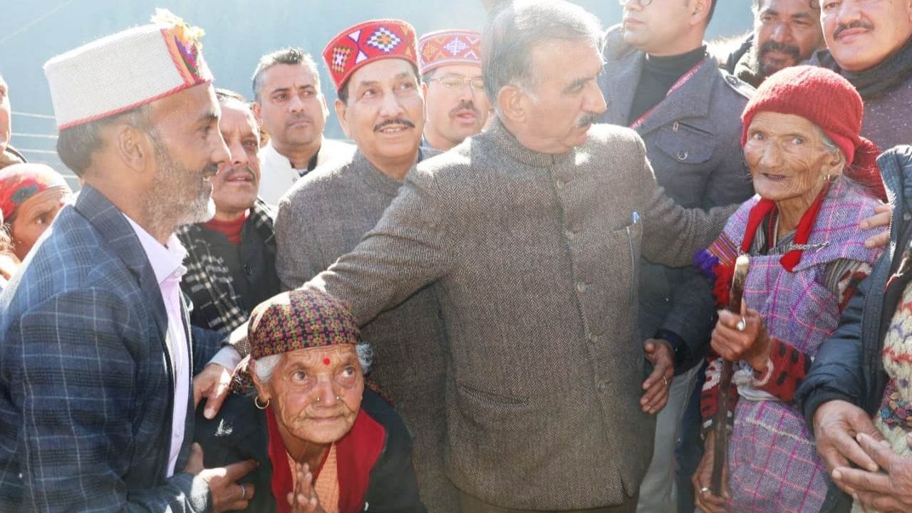 cm sukhvinder singh sukhu met fire incident victims in tand kullu himachal pradesh