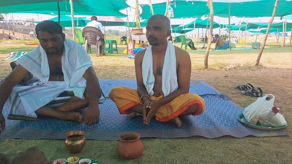 पत्रकार मुकेश की अस्थियों का विसर्जन