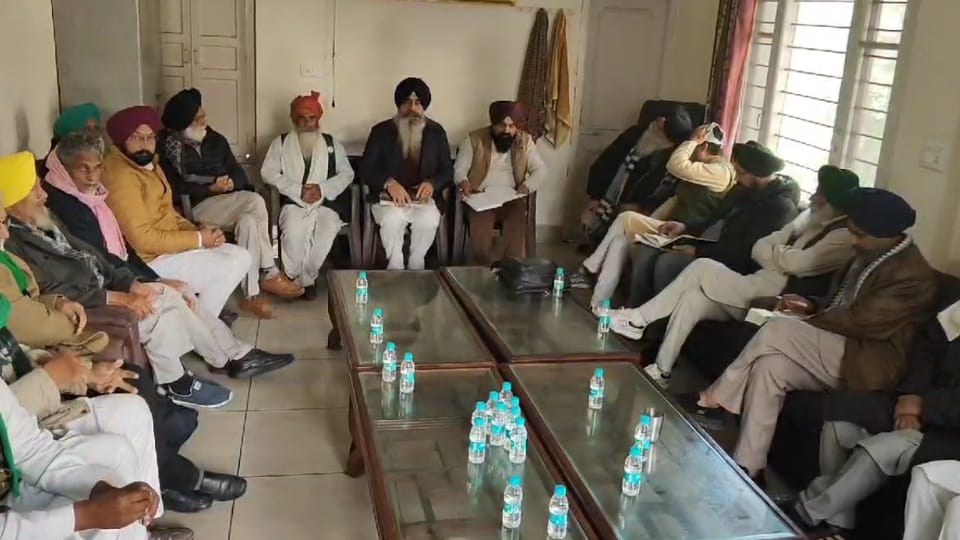 Meeting of Joint Kisan Morcha and Kisan Mazdoor Morcha begins in Pattran