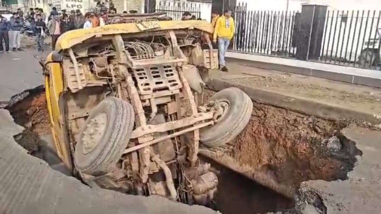 Alwar News: Truck sinks into the earth in seconds, 25 foot deep crater formed with explosion, pipeline burst