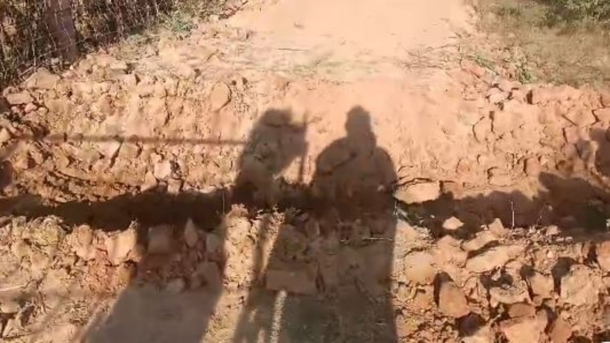 Dausa News: Patwari closed the road by digging a ditch in front of the Khatedari land, farmers demanded action