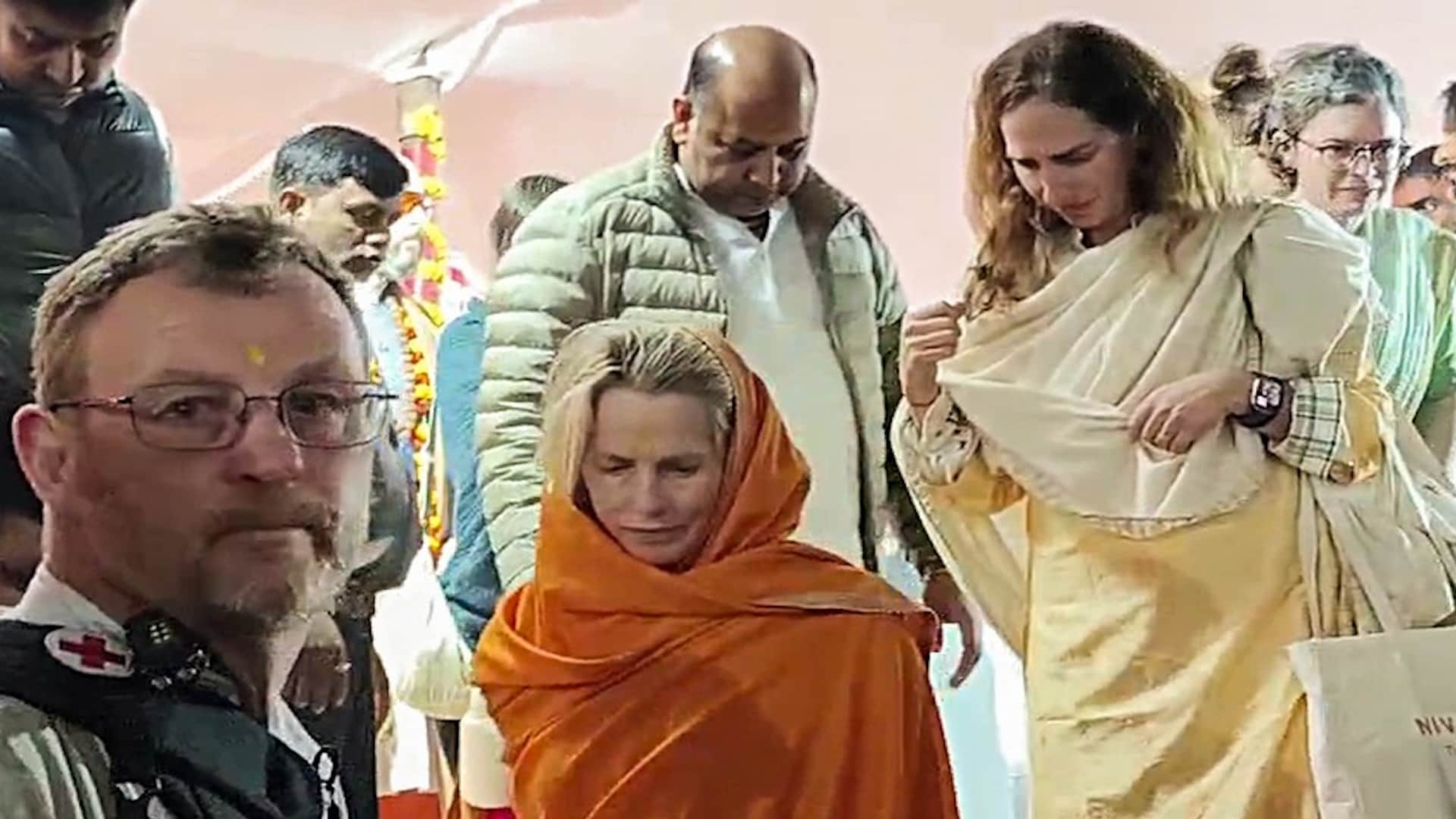 Seeing aura of Mahakumbh foreign devotees were also fascinated, devotees arrived from many countries