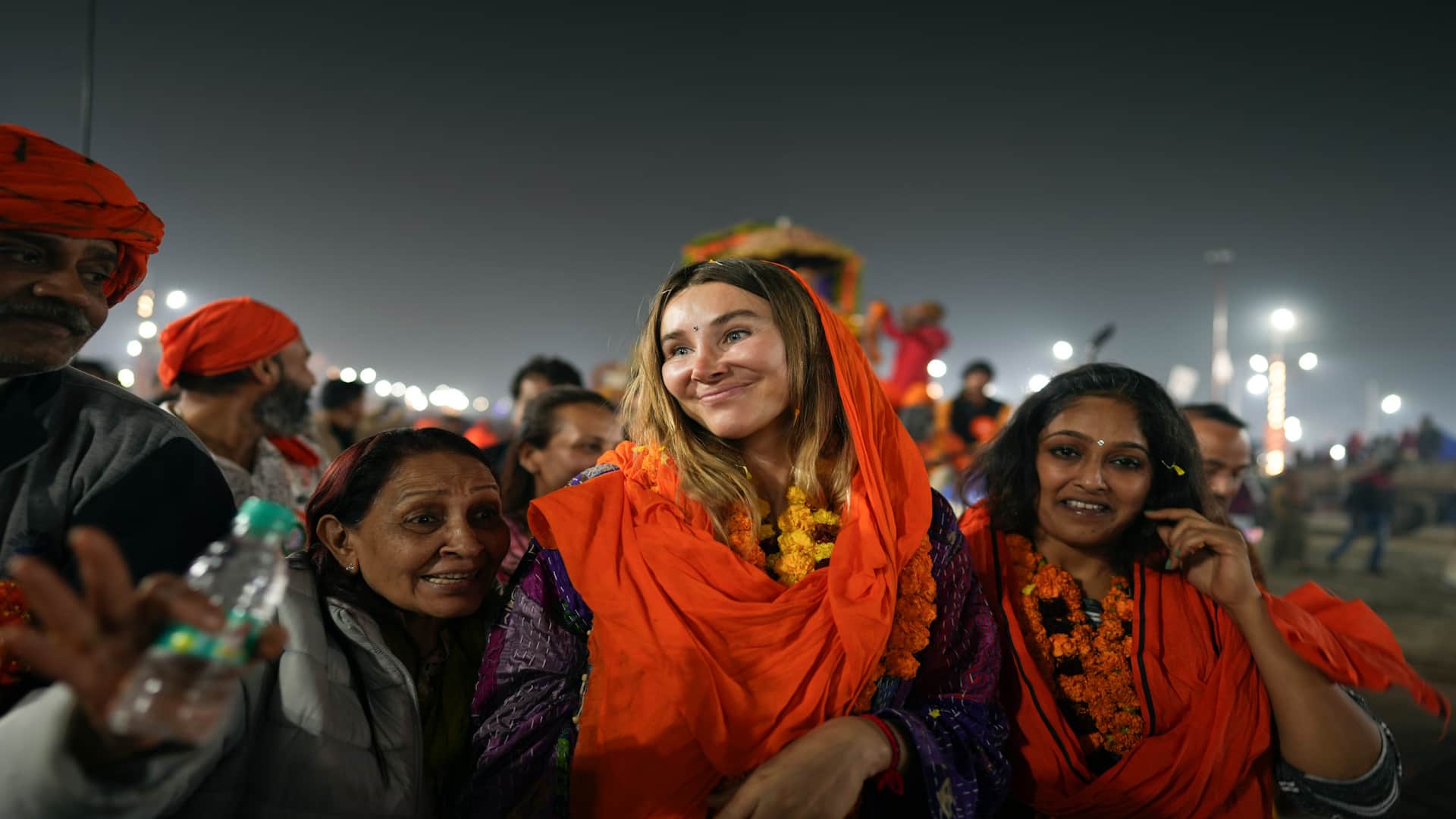 Seeing aura of Mahakumbh foreign devotees were also fascinated, devotees arrived from many countries