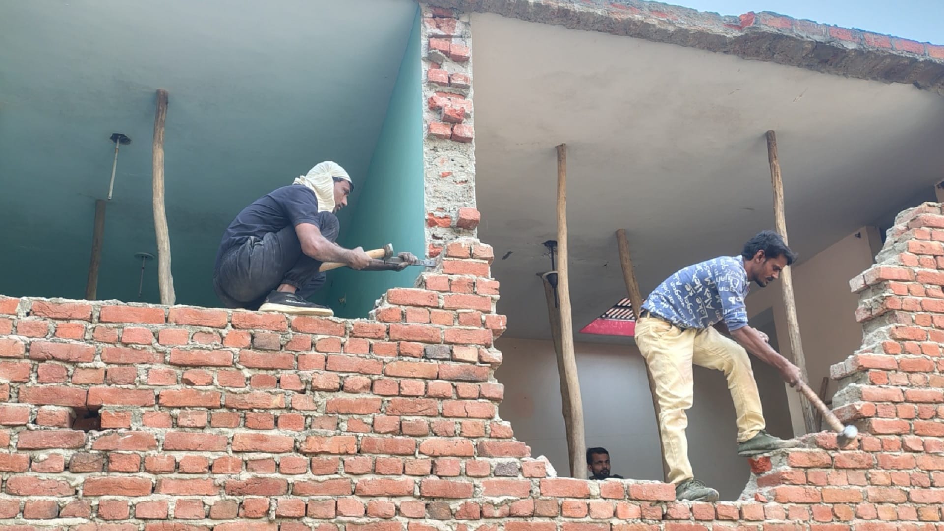 Sambhal Stepwell Bawadi Bulldozer Break Wall Encroachment Continues Know Inside Story News in Hindi