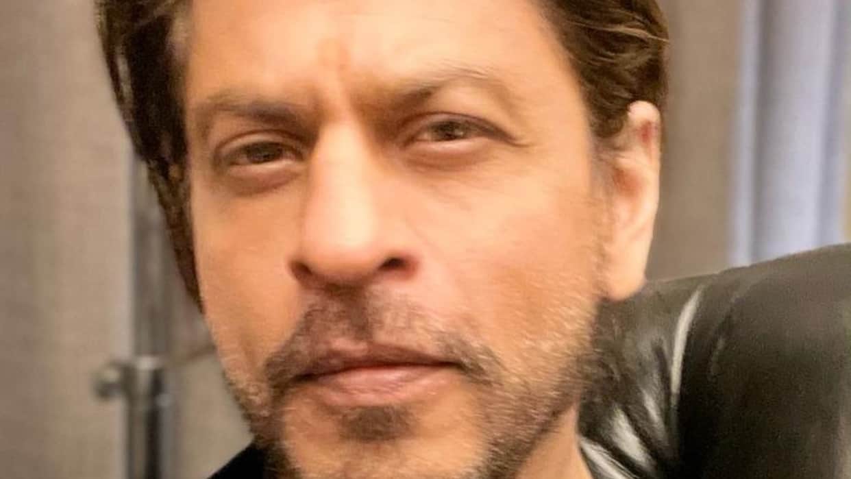 Shah Rukh Khan Schooled A Fan For Taking Pictures Without Permission knows king reaction as per report