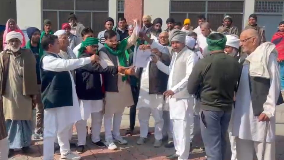 BKU Protest: Farmers demonstrated, burnt copies of the agriculture bill, scuffled with the police