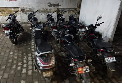 Gambling in a closed house even the police were surprised to see the scene 30 lakh rupees were recovered