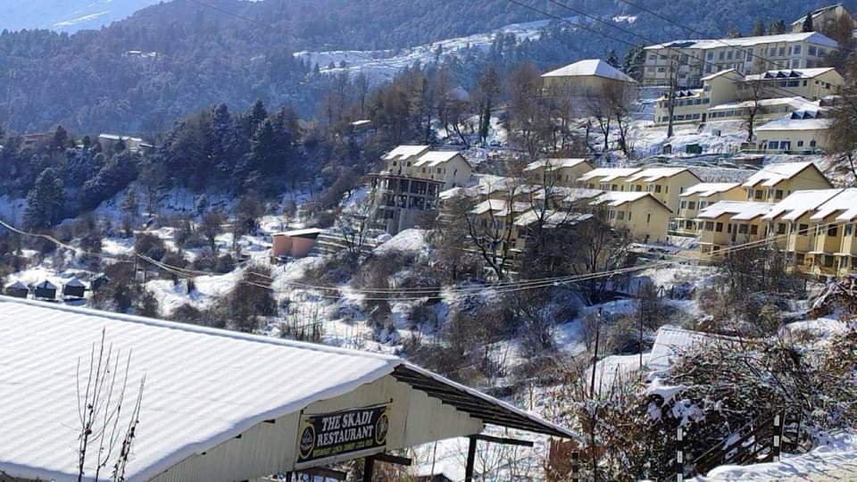Snowfall stopped Badrinath highway closed till Mana village, vehicles slipping in Auli-Malaria