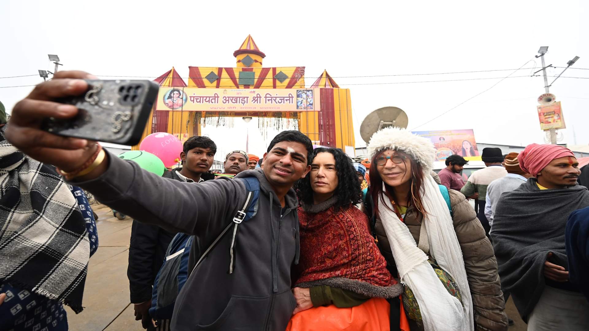 Seeing aura of Mahakumbh foreign devotees were also fascinated, devotees arrived from many countries