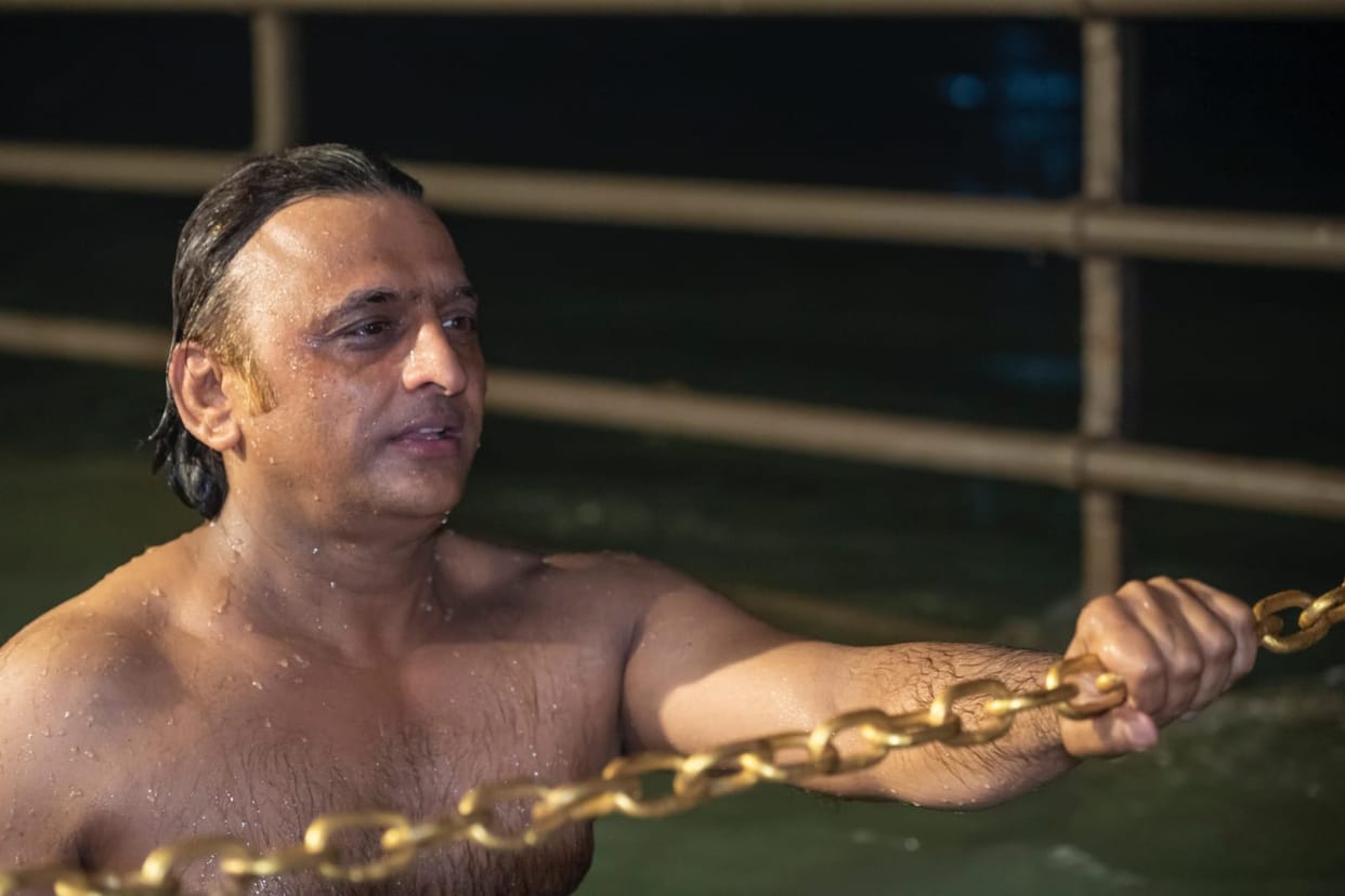UP: Akhilesh Yadav took bath in Ganga, shared pictures on social media, attacked the government regarding Kumb