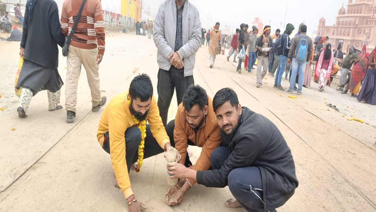 Mahakumbh To get the son's job, someone took home the dust of the saints' feet to ensure that the grandson