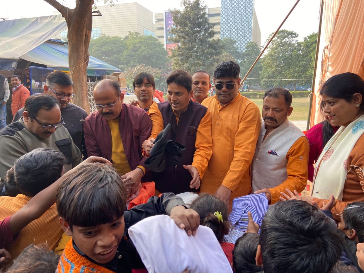 Lucknow: Khichdi feast organized in Sushant Golf City, warm clothes distributed to poor children