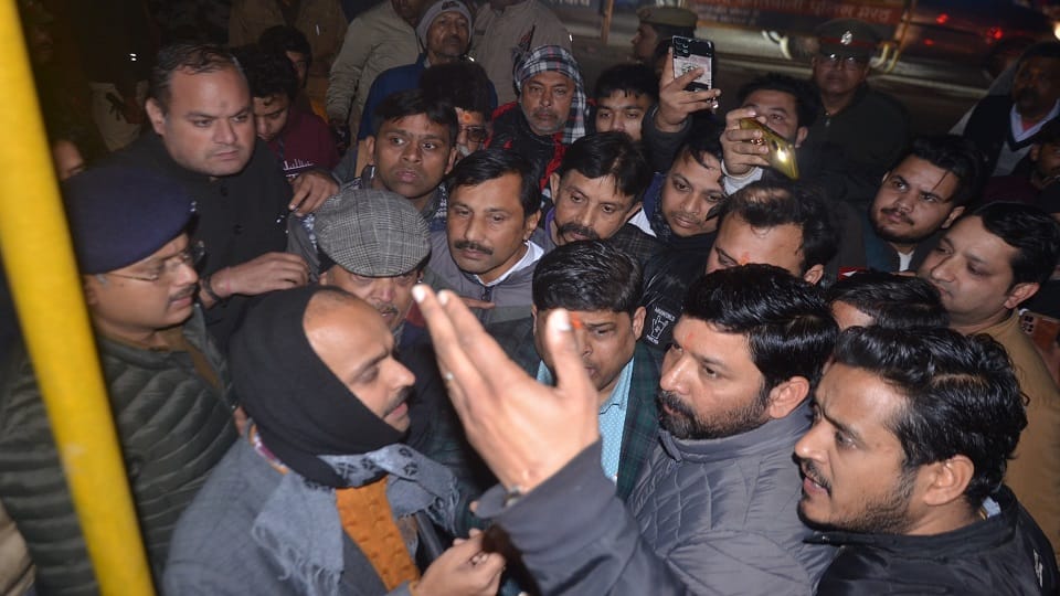 Meerut: Kite snatching girl's hand collides with high-tension line, burns alive... Blast in body