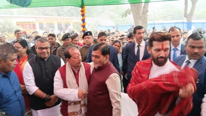 Bihar News: CM Nitish Kumar reached LJP (Ram Vilas) office for Chuda Dahi Banquet, Chirag Paswan not found.