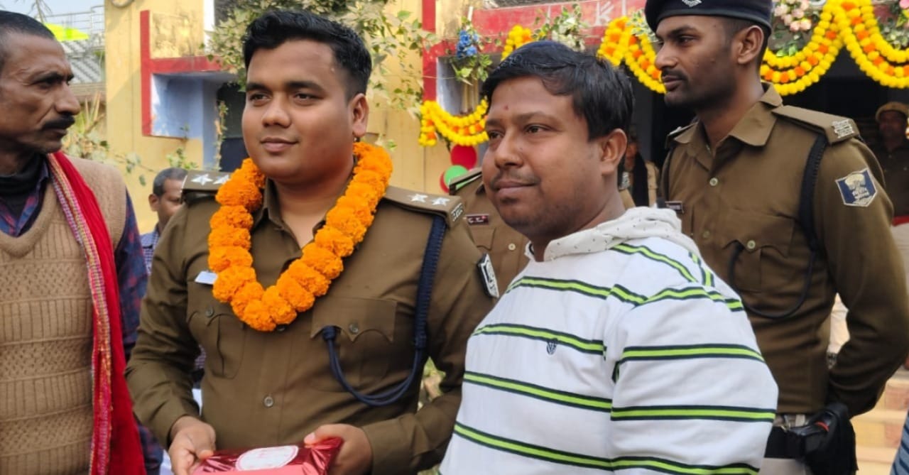 कई मामलों के आरोपी पंकज यादव के साथ प्रशिक्षु डीएसपी।